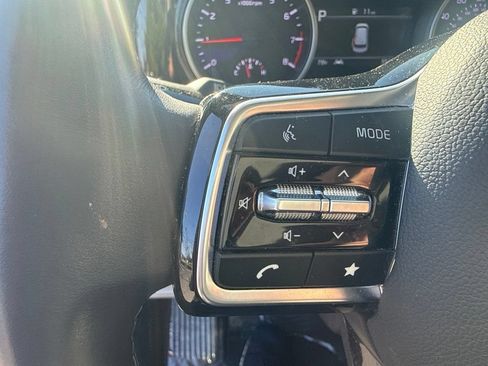 Used 2024 Kia Carnival EX FWD image 21