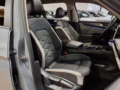 Used 2024 Volkswagen Atlas Peak Edition SE image 22