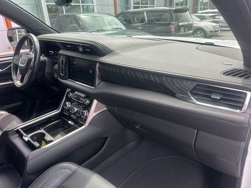 Used 2023 GMC Yukon XL Denali w/ Denali Reserve Package AWD/4WD image 10