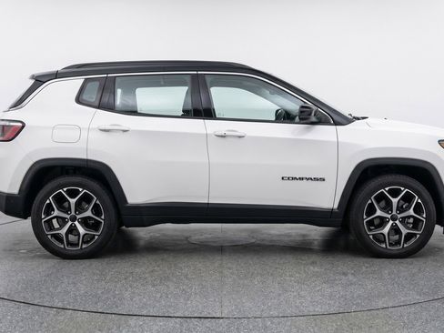 Used 2025 Jeep Compass Limited image 11