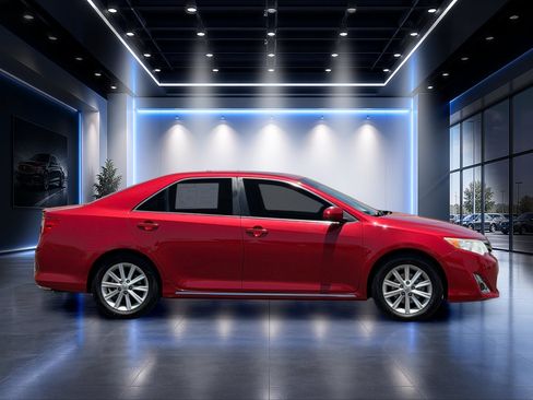 Used 2012 Toyota Camry XLE w/ Leather Pkg FWD image 3