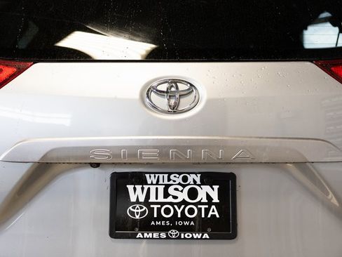 Used 2017 Toyota Sienna XLE image 5