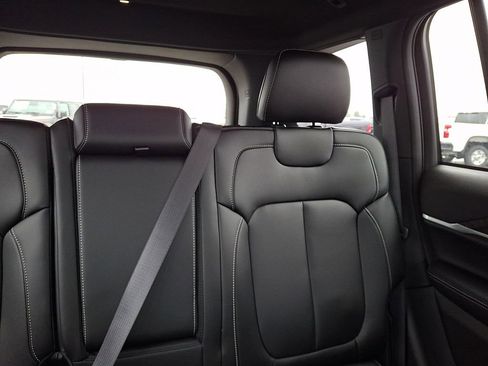 New 2025 Jeep Grand Cherokee Limited w/ Black Appearance Package AWD/4WD image 15
