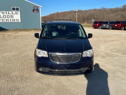 Used 2015 Chrysler Town & Country Touring image 8