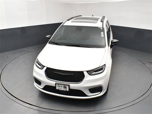 Used 2024 Chrysler Pacifica Limited w/ Uconnect Theater Family Group image 14