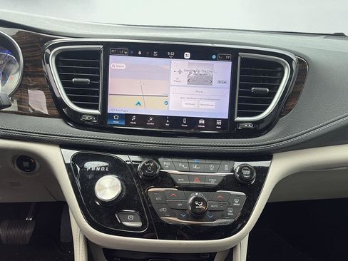 Used 2023 Chrysler Pacifica Limited w/ Uconnect Theater Family Group image 15