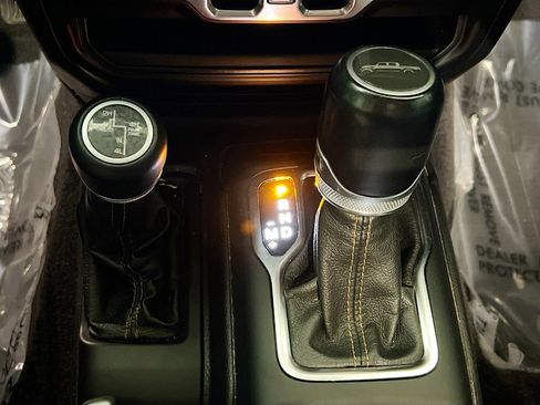 Used 2021 Jeep Gladiator Overland image 12