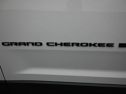 Used 2022 Jeep Grand Cherokee Altitude image 29