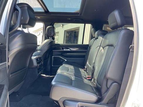 Used 2023 Jeep Wagoneer 4WD w/ Premium Group I image 12
