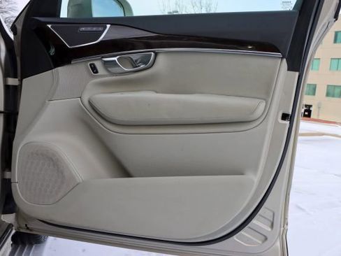 Used 2018 Volvo XC90 T6 Momentum w/ Convenience Package image 10