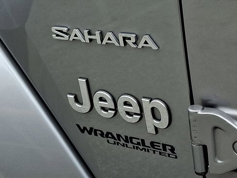 Used 2018 Jeep Wrangler Unlimited Sahara AWD/4WD image 30