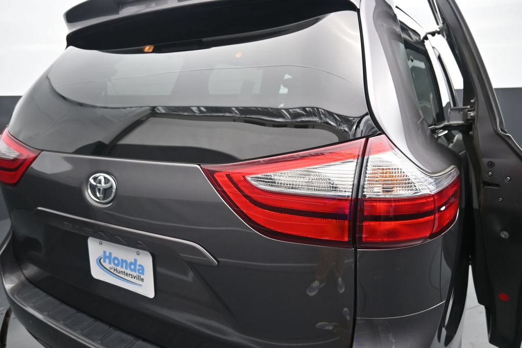 Used 2018 Toyota Sienna XLE w/ XLE Navigation Package FWD image 18