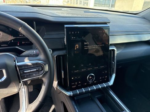 Used 2025 GMC Acadia Elevation image 12