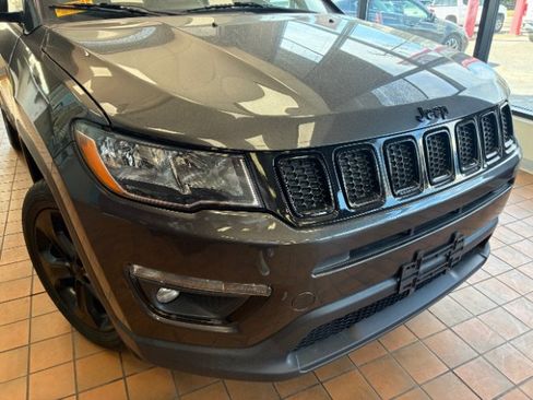 Used 2018 Jeep Compass Latitude w/ Popular Equipment Group AWD/4WD image 2