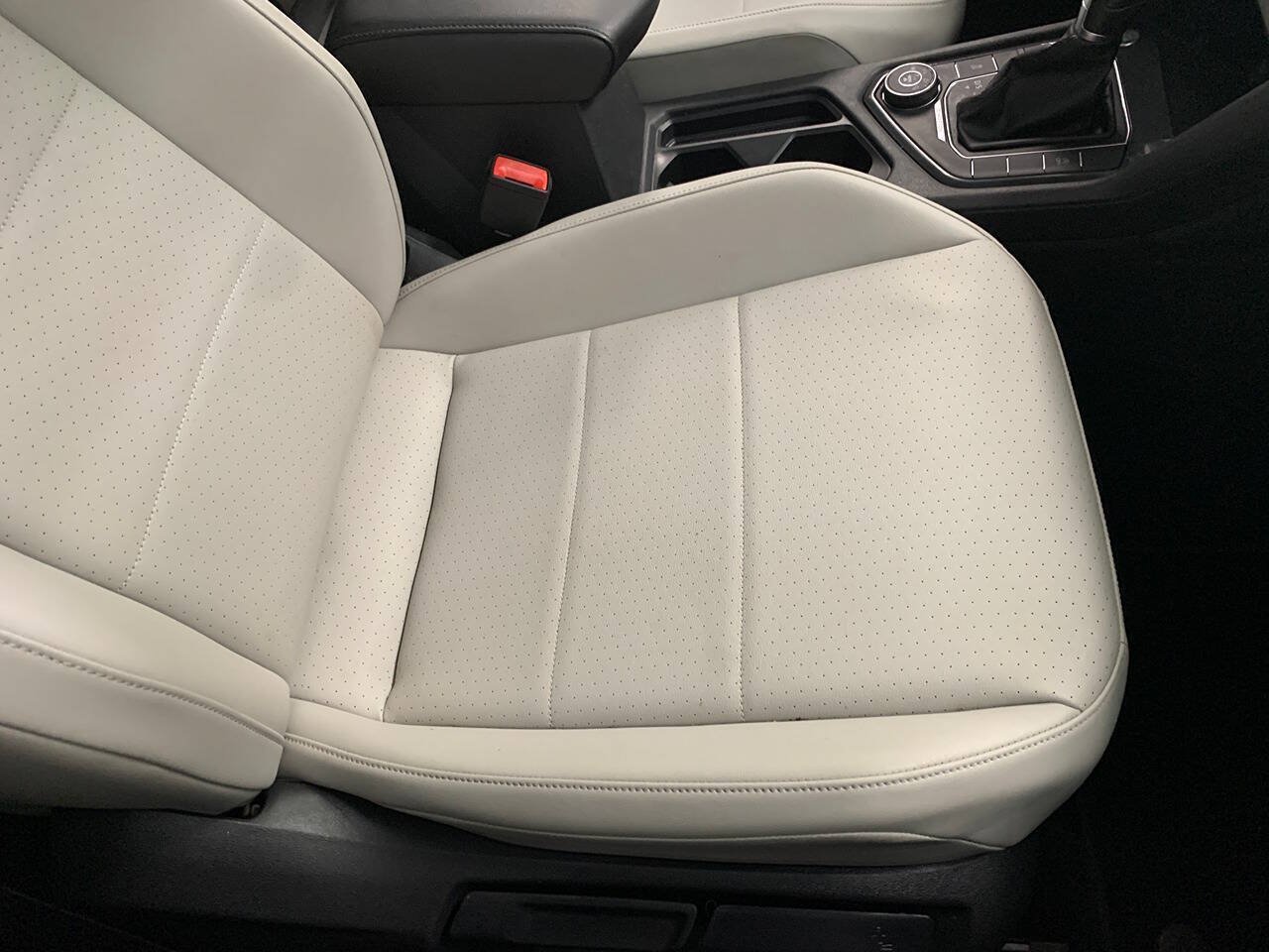Used 2018 Volkswagen Tiguan SE AWD/4WD image 14