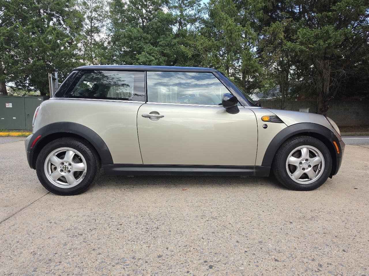 Used 2010 MINI Cooper Hardtop w/ Premium Pkg FWD image 2