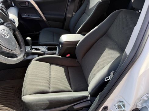 Used 2018 Toyota RAV4 LE image 8