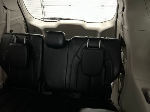 Used 2024 Chrysler Pacifica Touring-L FWD image 16