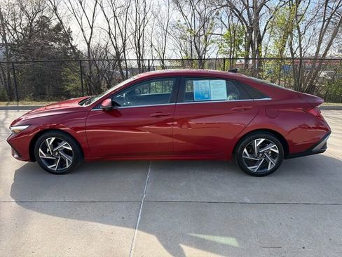 Used 2024 Hyundai Elantra Limited image 2