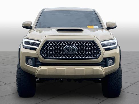 Used 2018 Toyota Tacoma TRD Sport w/ Technology Package AWD/4WD image 4