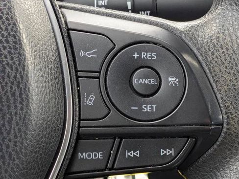 Used 2018 Toyota Camry LE image 12