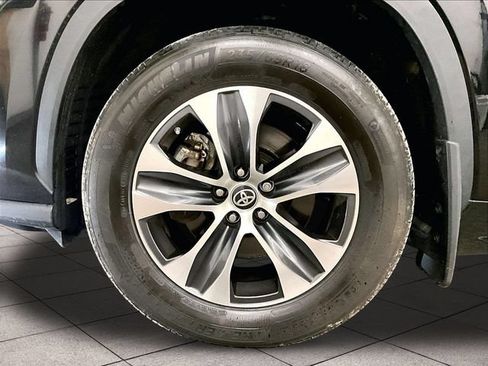 Used 2023 Toyota Highlander XLE AWD/4WD image 8
