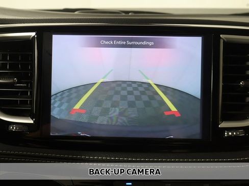 Used 2024 Chrysler Pacifica Limited FWD image 7