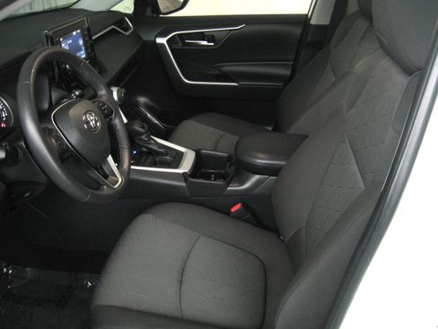 Used 2022 Toyota RAV4 XLE image 8