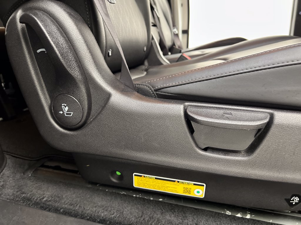 Used 2025 Kia Carnival FWD image 24