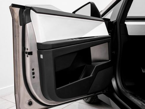 Used 2024 Tesla Cybertruck AWD Crew Cab image 40