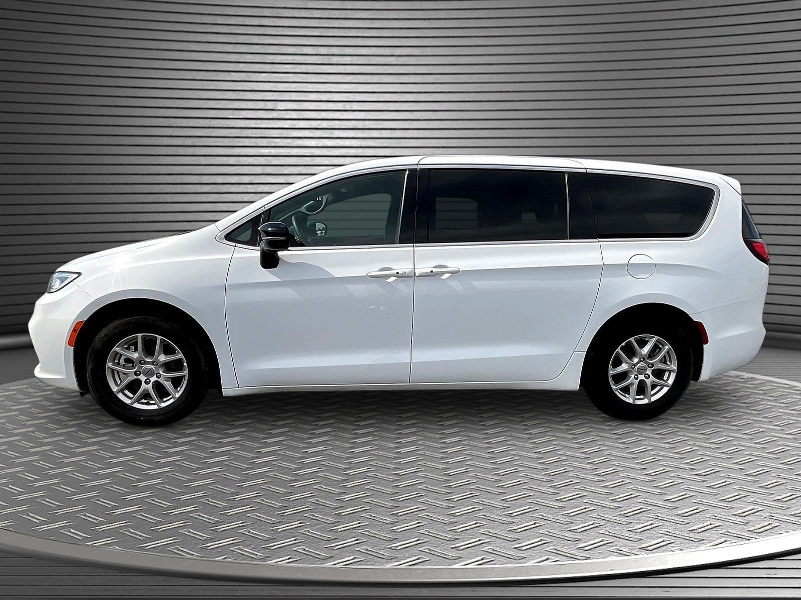 Used 2025 Chrysler Pacifica Select FWD image 4