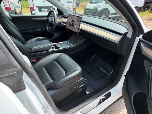 Used 2023 Tesla Model Y AWD image 19