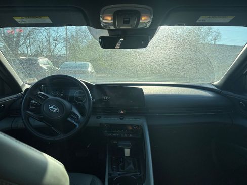 Used 2025 Hyundai Elantra Limited image 32