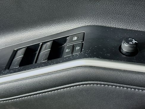 Used 2023 Toyota Highlander LE FWD image 15