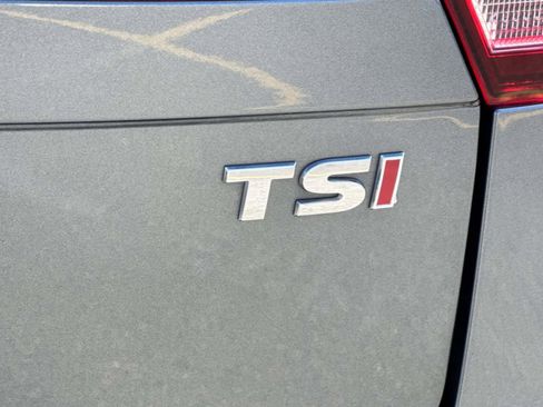 Used 2018 Volkswagen Tiguan SEL FWD image 23