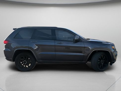 Used 2017 Jeep Grand Cherokee Altitude AWD/4WD image 4