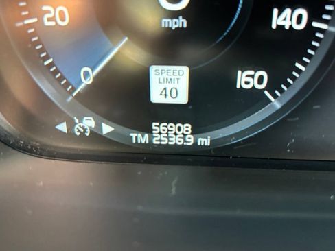 Used 2021 Volvo XC90 T6 Momentum AWD/4WD image 8