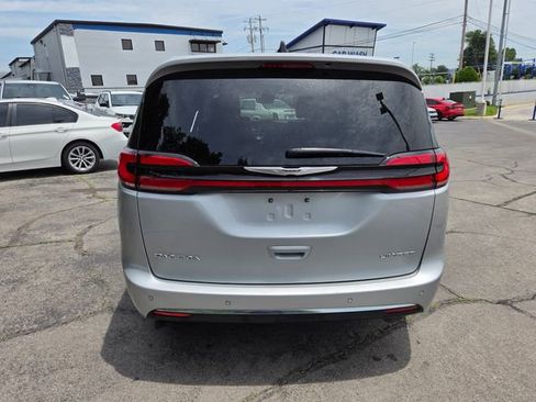 Used 2024 Chrysler Pacifica Limited FWD image 8