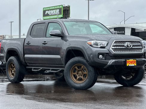 Used 2017 Toyota Tacoma TRD Off-Road w/ Premium & Technology Package image 2