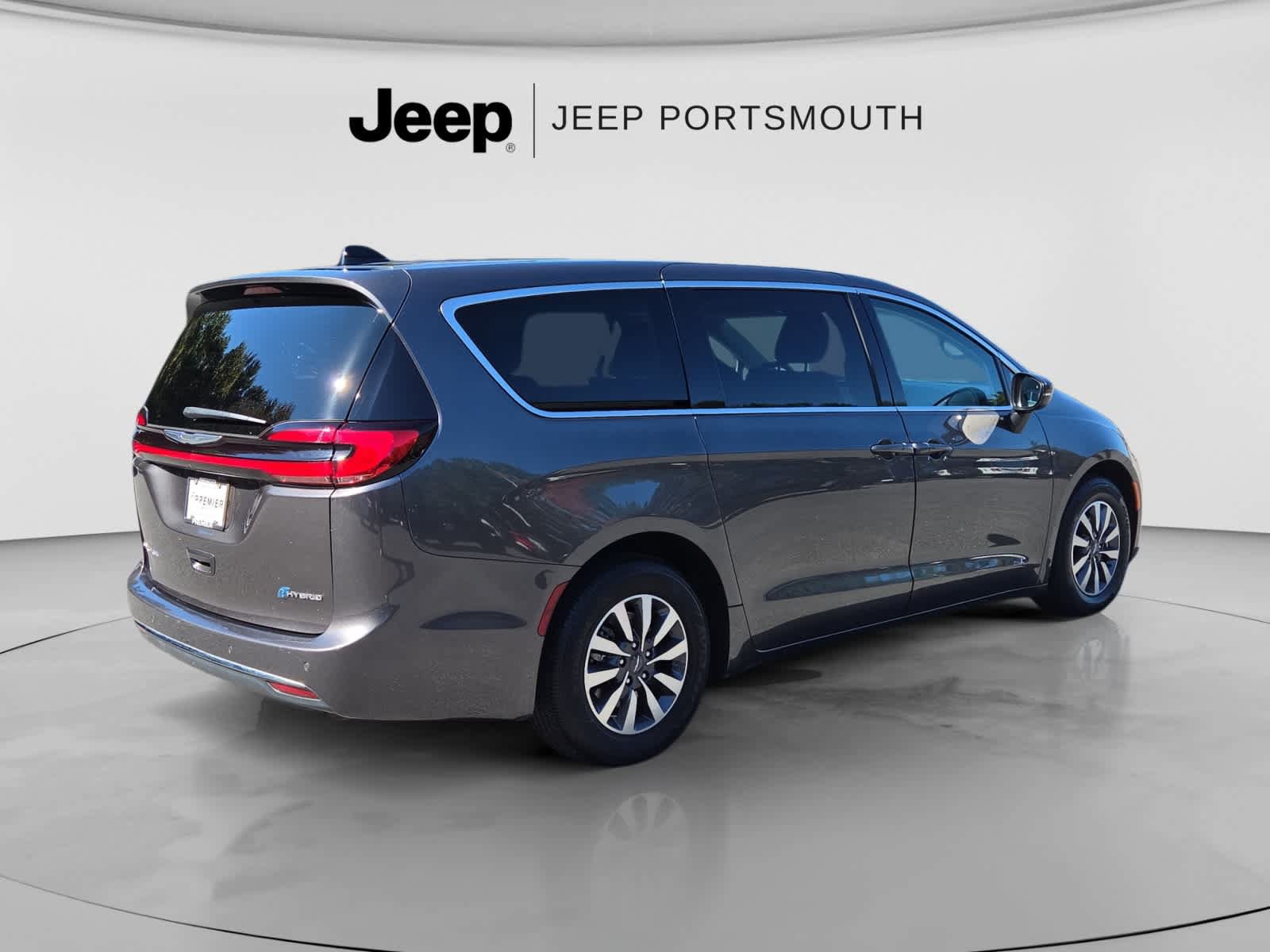 Used 2023 Chrysler Pacifica Touring-L FWD image 7