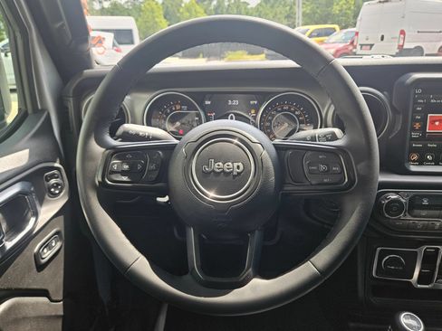 Used 2023 Jeep Gladiator Sport AWD/4WD image 16