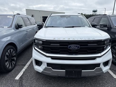 Used 2025 Ford Expedition Max Platinum w/ Driver's Package AWD/4WD image 4