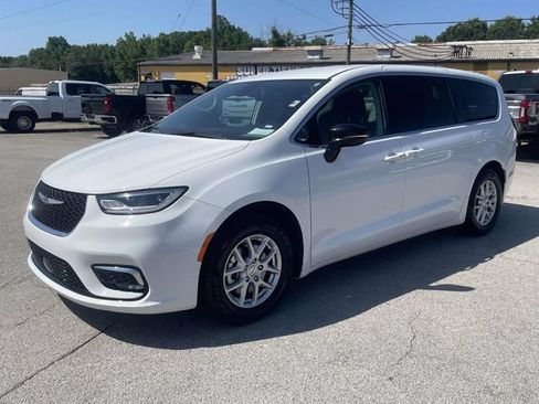 Used 2024 Chrysler Pacifica Touring-L FWD image 9
