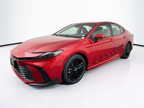 Used 2025 Toyota Camry SE FWD image 3