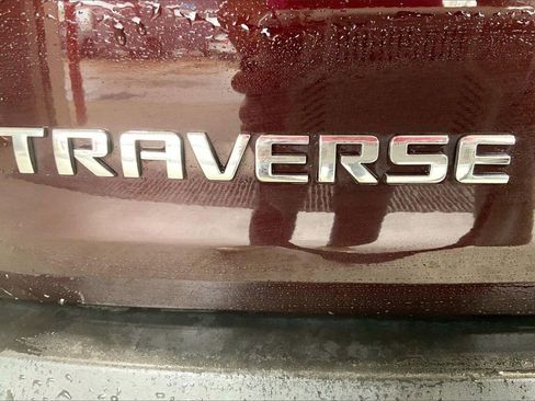Used 2023 Chevrolet Traverse LT image 9