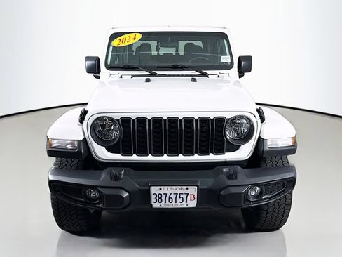 Used 2024 Jeep Gladiator Sport AWD/4WD image 2