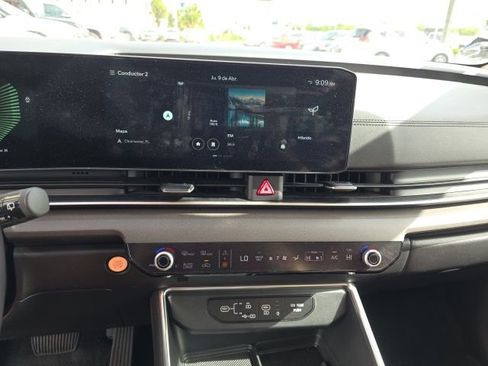 Used 2025 Kia Carnival EX image 17