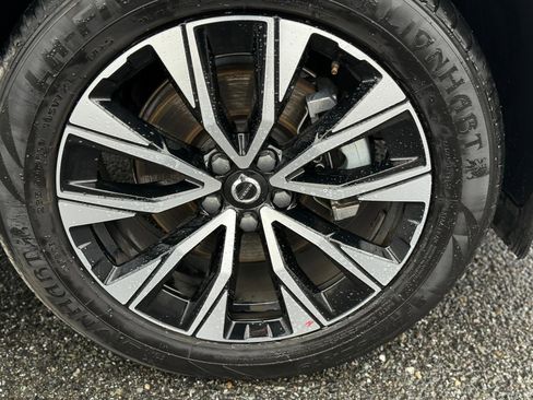 Used 2023 Volvo XC60 B5 Plus image 9