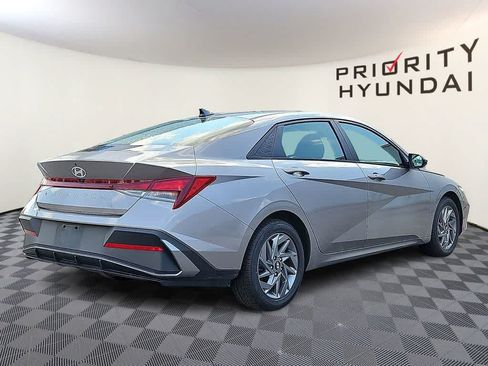 Used 2024 Hyundai Elantra SEL FWD image 4