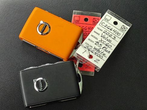 Used 2023 Volvo XC60 B5 Plus image 12